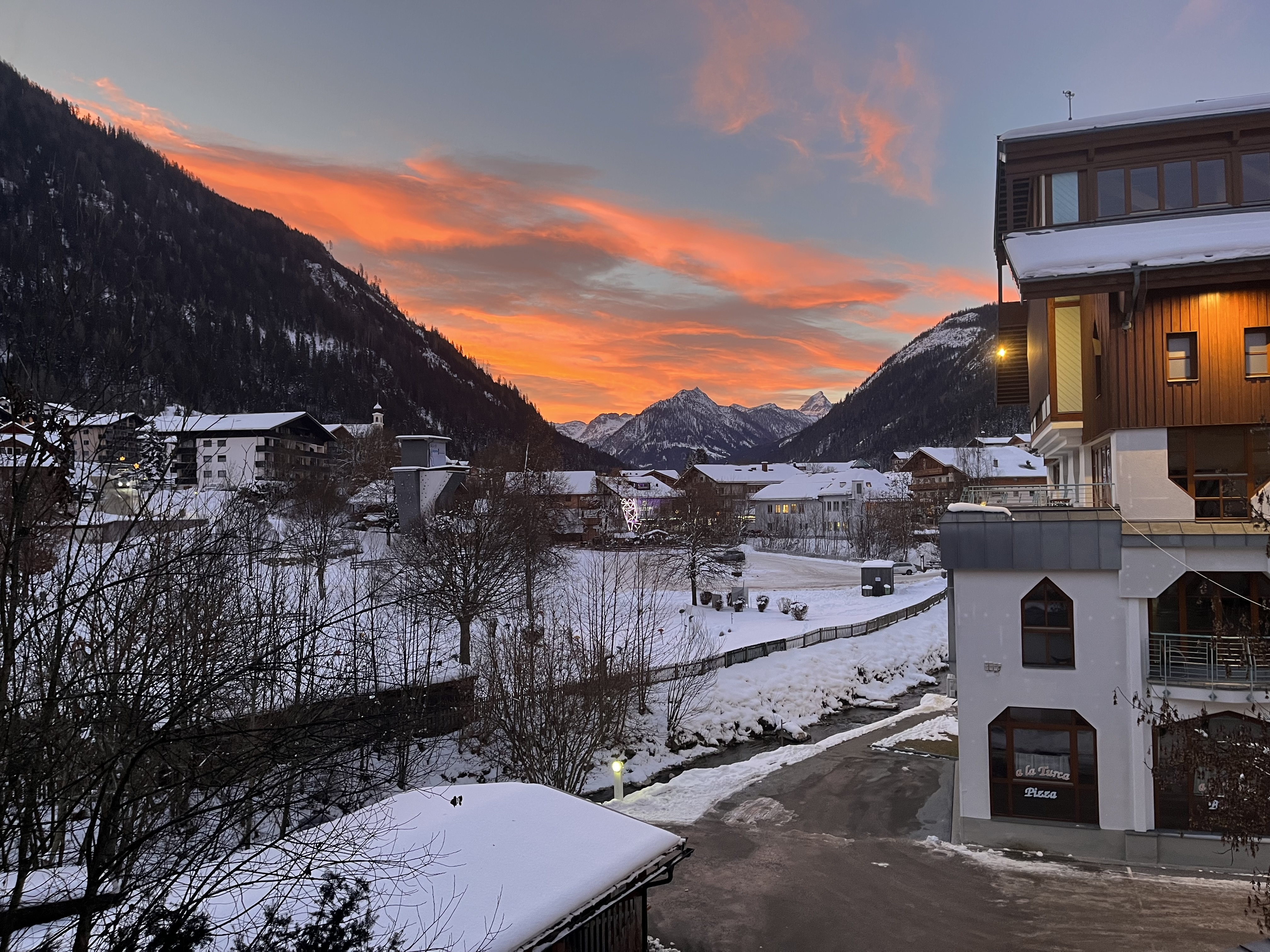 Sonnenaufgang im Winter in der Flachau